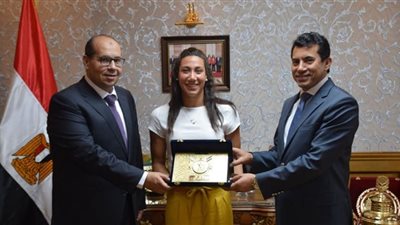 مفاجأة سارة من وزير الرياضة لفريدة عثمان بعد تتويجها ببرونزية العالم للسباحة