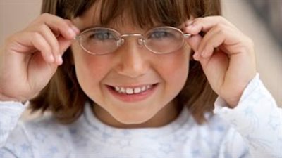 بالفيديو.. 4 علامات تكشف ضعف نظر طفلك