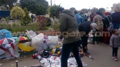 الباعة الجائلون يحولون معرض الكتاب لـ«سوق العتبة»