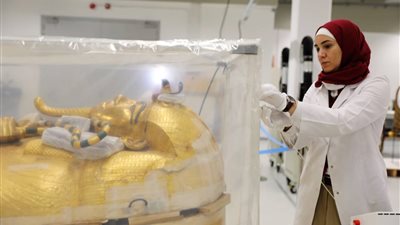 8 صور ترصد أعمال تعقيم التابوت الخشبي المذهب للملك توت عنخ آمون