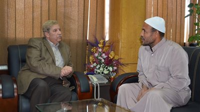 محافظ الإسماعيلية يستقبل والد طفلين توفيا في حادث غرق