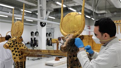 ترميم مقتنيات توت عنخ آمون وعجلاته الحربية بالمتحف المصري الكبير 