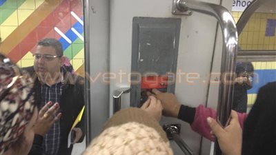 بالفيديو والصور.. الركاب يكسرون «بلف الطوارئ» بمترو الأنفاق