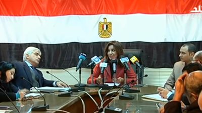 بالفيديو.. نبيلة مكرم تستطلع آراء المصريين حول قانون الهجرة