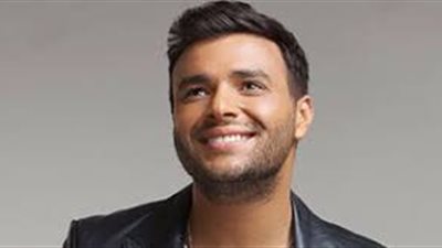 رامي صبري يسخر من العسيلي ويلتقط صورة مع معجب: معاك واسطة