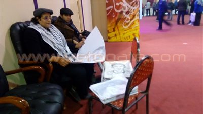 بالصور.. رسام شاب يعتصم في معرض الكتاب بـ«500 لوحة»