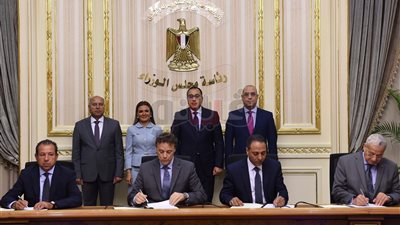 رئيس الوزراء يشهد توقيع اتفاقيتي مونوريل العاصمة الإدارية ومنظومة النظافة الجديدة