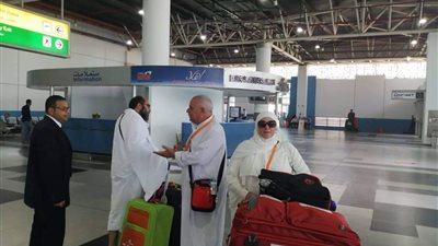 توافد أسر الشهداء المغادرين لأداء مناسك الحج على مطار القاهرة (صور)