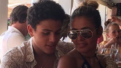 زوجة عمرو دياب تنشر صور مع ابنها.. والجمهور: امرأة قوية