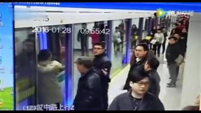 بالفيديو.. لص يسرق سيدة ويهرب بمحطة مترو في الصين