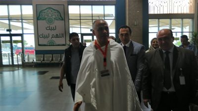 رئيس بعثة الحج يصل مطار القاهرة استعدادا للسفر إلى السعودية