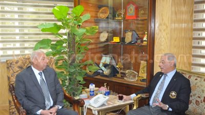 بالصور.. محافظ أسوان يناقش تنظيم مؤتمر «الروتاري»