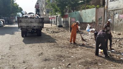 منظومة الشكاوى بمجلس الوزراء تحل مشكلة تراكم القمامة أمام مدرسة بالمطرية (صور)