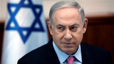 نشطاء إسرائيليين يضعون 40 دمية لنتنياهو أمام مقر الليكود