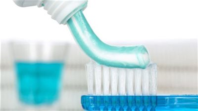 زيت النعناع وصودا الخبز بدائل طبيعية لمعجون الأسنان