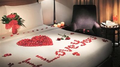 «عيد الحب في الكويت».. «عبدالمحسن» يهدى زوجته باقة ورود وهاتف آيفون 6.. «مشارى» يفاجئ زوجته برحلة حول العالم لمدة شهرين.. «الزين» يقدم لزوجته سيارة من النوع الم