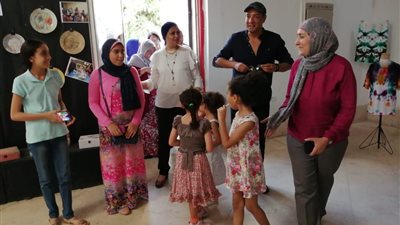 الجخ يفتتح معرض ورش أطفال الفنون التطبيقية بمشاركة ابنته (صور)