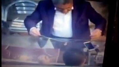 بالفيديو.. رجل أنيق يسرق سلسلة ثمينة من محل ذهب بالإسكندرية