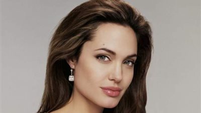 أنجلينا جولي تشجع بناتها لتطوير عقولهن