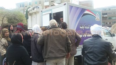 بالصور.. القوات المسلحة تدفع بسيارات لبيع السلع الغذائية في طوخ