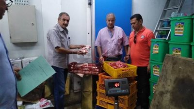 ضبط لحوم ودواجن مجهولة المصدر داخل مطاعم الزقازيق