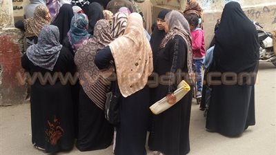 بالفيديو والصور.. نقص السلع التموينة بالقليوبية «عرض مستمر».. طوابير «يومية» للمواطنين أمام محال التجار.. البدالين: الوزارة لم تورد حصة الزيت والأرز كاملة.. «التموين»: لس