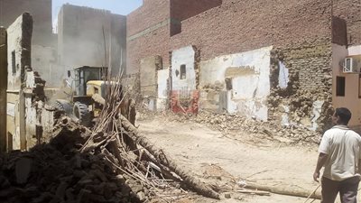 إزالة منزلين آيلين للسقوط بالوادي الجديد (صور)