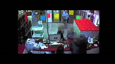 بالفيديو والصور.. «خناقة» بالأيدى بين زبون وعامل في محل أدوات كهربائية