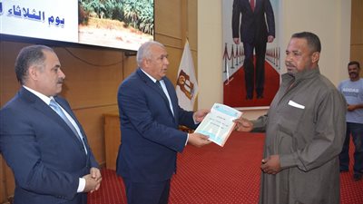 تسليم 562 عقدا ابتدائيا لتقنين أراضي وضع اليد بالوادي الجديد