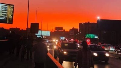 مركز الفلك الدولي يحسم الأمر ويعلن سبب تغيير لون السماء