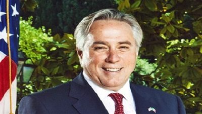 كبير مستشاري وزير الخارجية الأمريكي يصل مطار القاهرة