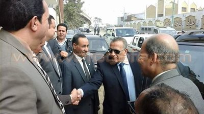 بالصور.. محافظ الجيزة يتفقد «مزلقان الموت» بالعياط والمستشفى العام