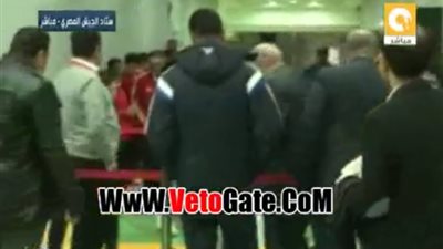 بالفيديو.. عامل بالزمالك يرش مياه أثناء دخول الاستاد.. وطه إسماعيل: سحر