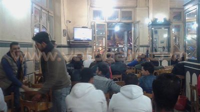 بالصور.. توافد أهالي الإسكندرية على المقاهي لمتابعة مباراة القمة