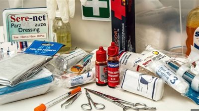 أدوات يجب وجودها في المنزل تساعد في الإسعافات الأولية (فيديو)