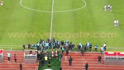 وقفة احتجاجية لمصوري الصحف بين شوطى القمة ببرج العرب