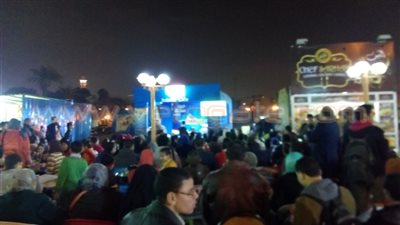 بالصور.. زوار معرض الكتاب يتجمهرون حول مباراة الأهلي والزمالك