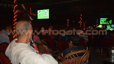 بالصور.. أهالي قنا يتابعون مباراة القمة على المقاهي