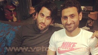 بالصور.. محمود فتح الله وأحمد سمير يتابعان القمة بصحبة «الفيشار»