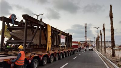 ١٠ صور ترصد وصول مسلة الملك رمسيس الثاني إلى مدينة العلمين الجديدة