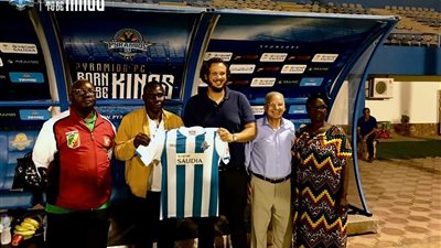 المدير التنفيذي لبيراميدز يهدي قميص الفريق لبعثة بطل الكونغو (صور)