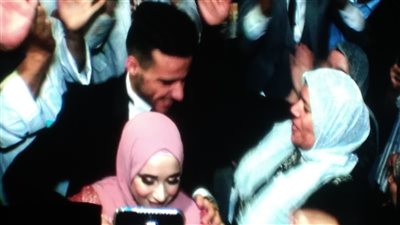 مصطفى فتحي يرقص مع أصدقائه في حفل زفافه وزوجته تشارك أهلها الرقص (فيديو)