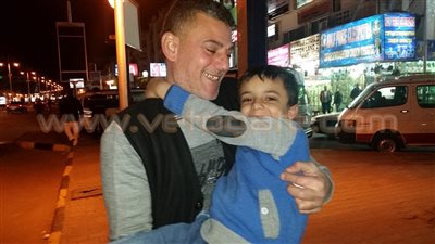 بالفيديو والصور.. ضابط شرطة بالغردقة يعيد طفلا تائها لوالده