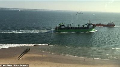 سفينة تتسبب في أمواج مروعة تهاجم رواد شاطئ (فيديو وصور)