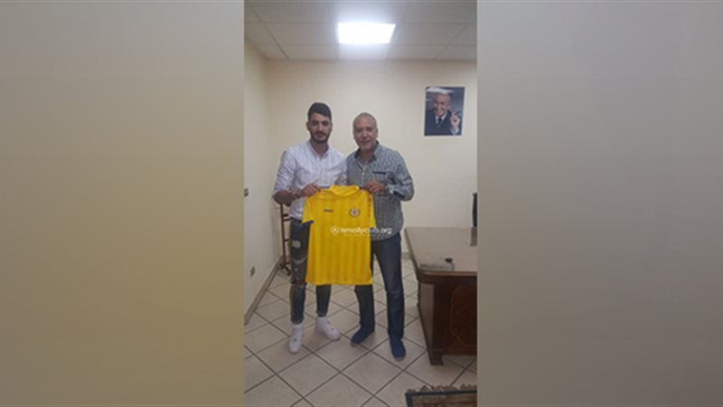 جانب من توقيع اللاعب