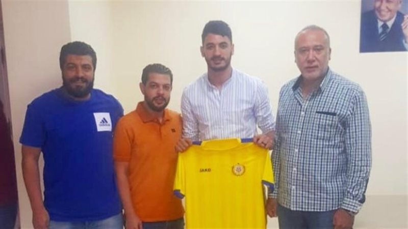 أثناء توقيع اللاعب