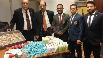ضبط مستحضرات تجميل بـ500 ألف جنيه بحوزة راكب في مطار القاهرة (صور)
