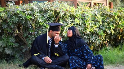 بر الوالدين يفتح أبواب الرزق.. وظيفة لصاحب فكرة فوتوسيشن 