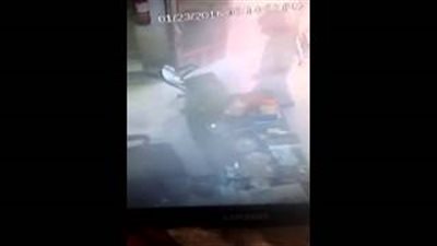 بالفيديو.. لحظة سرقة شاب «خزنة» سوبر ماركت في السعودية