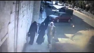 بالفيديو.. لحظة سرقة سيارة بطريقة ماكرة في اليمن